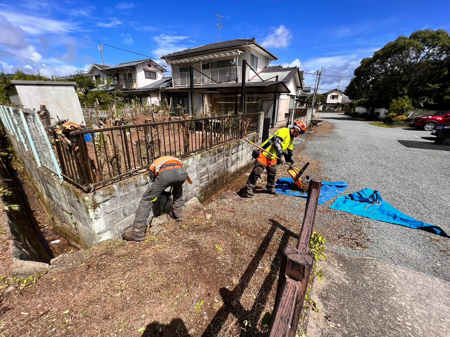 草刈り作業を終えて、地肌が綺麗に見えるようになったところで現場の周りの水路まで徹底的にお掃除！